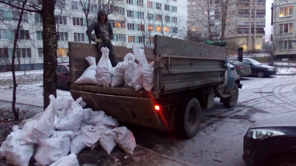Вывоз мусора в мешках в Балашихе в октябре