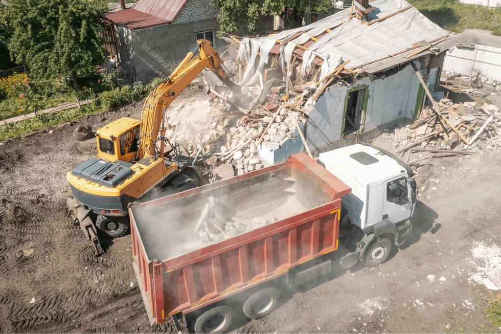 Вывоз мусора после сноса зданий с выездом в Балашихе в октябре