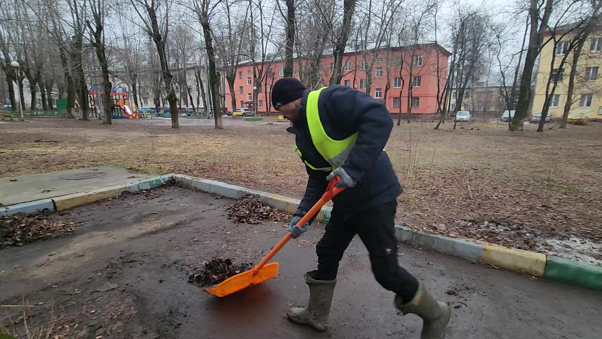 Уборка территорий в Балашихе в октябре