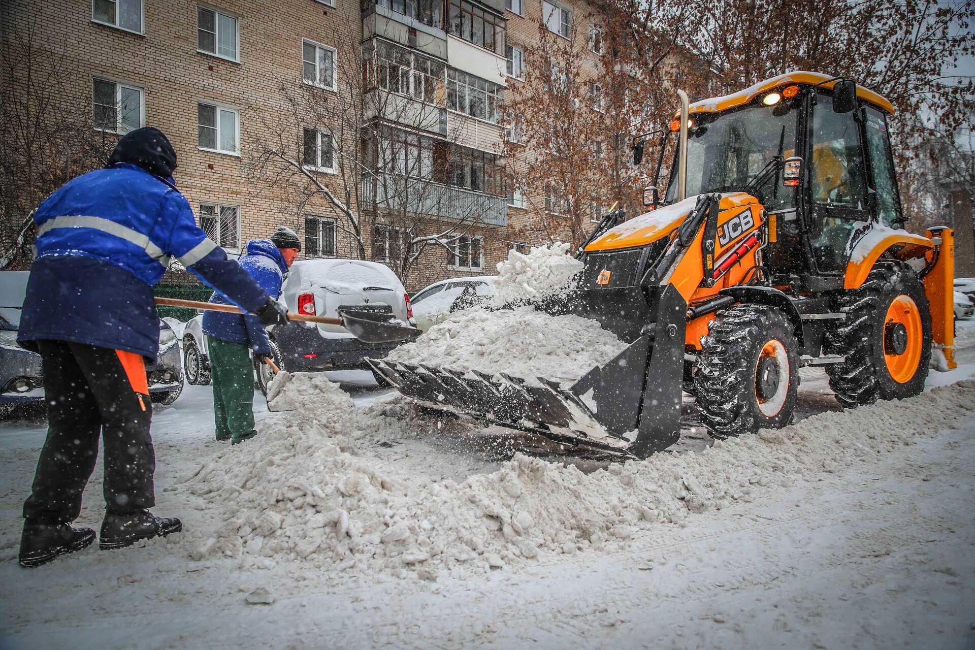Очистка дворов от снега и наледи в Балашихе — уборка снега, трактор и ручная, цены от 513 руб. | ПроМусор