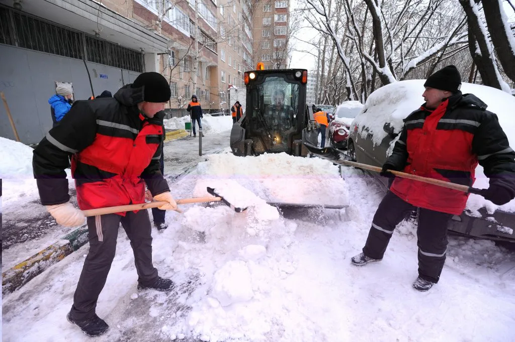 Очистка дворов от снега с гарантией результата в Балашихе в октябре