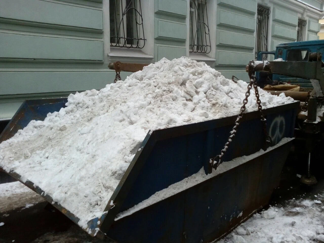 Вывоз снега контейнерами в Балашихе в октябре